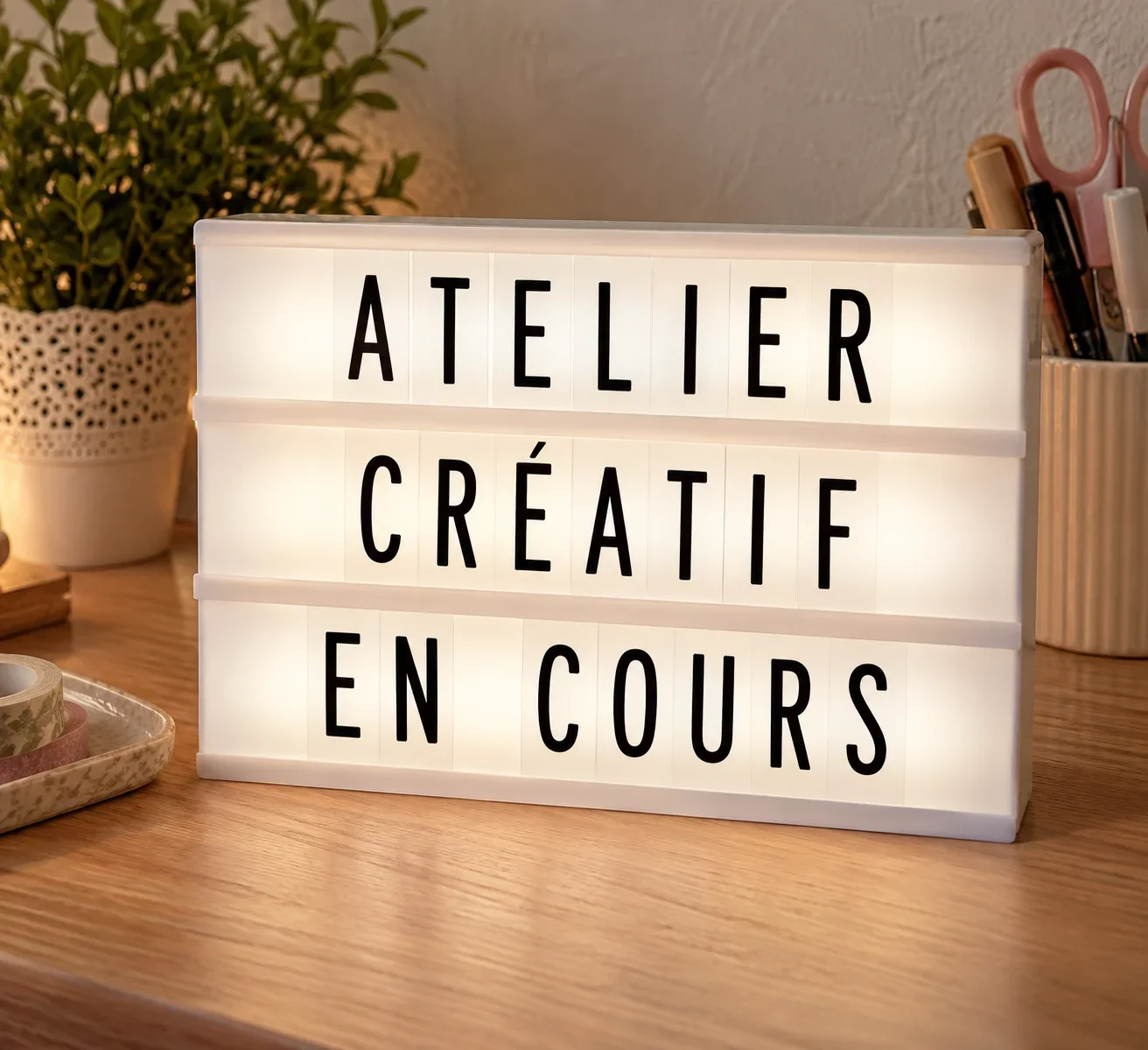 Un atelier de scrapbooking en cours